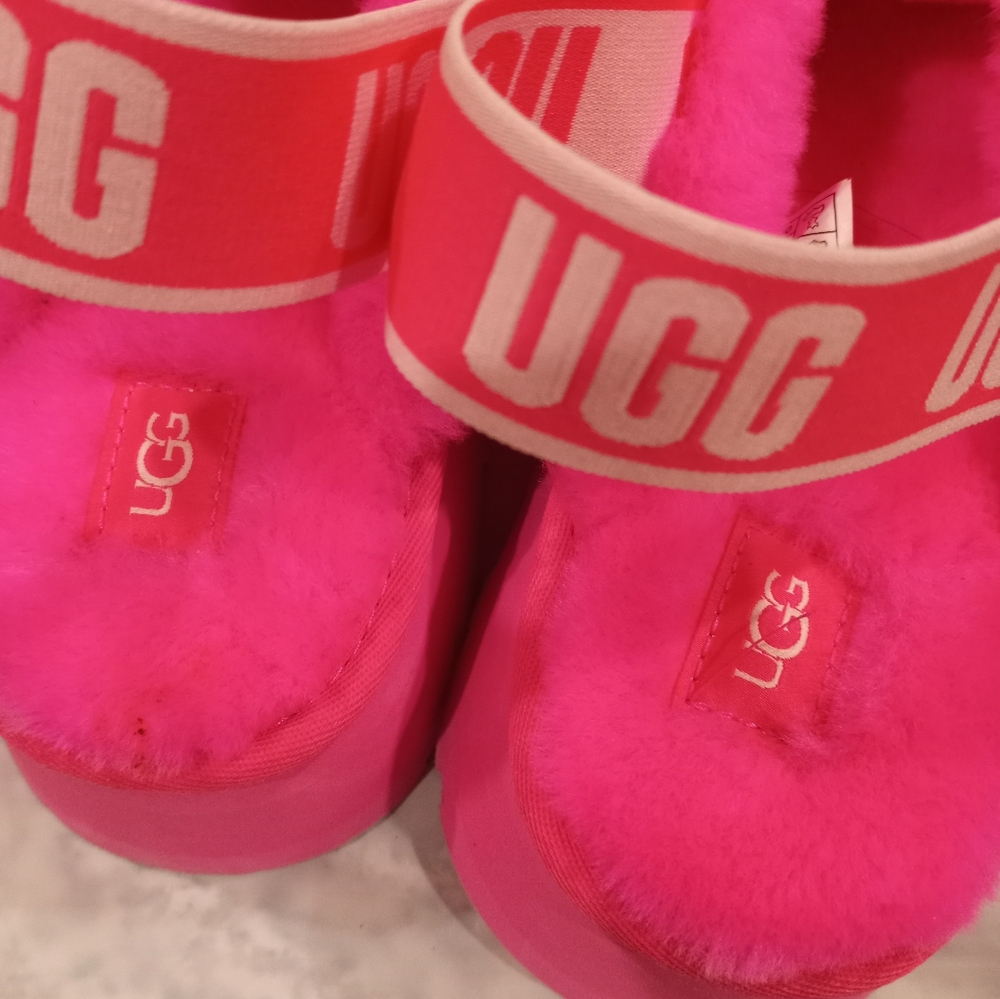 UGGS - Picture 4 of 4